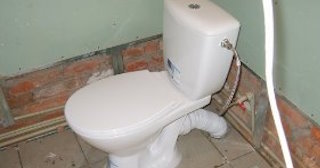 Установка приставного унитаза в Ачинске - монтаж и подключение, СантехДомЧнс от 5112 рублей