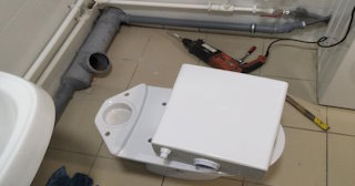 Установка напольного унитаза в Ачинске: монтаж под ключ от СантехДомЧнс от 5112 рублей.